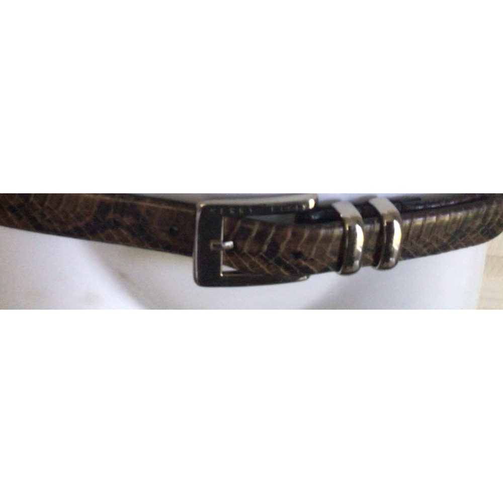 Women’s Perry Ellis vintage snakeskin belt